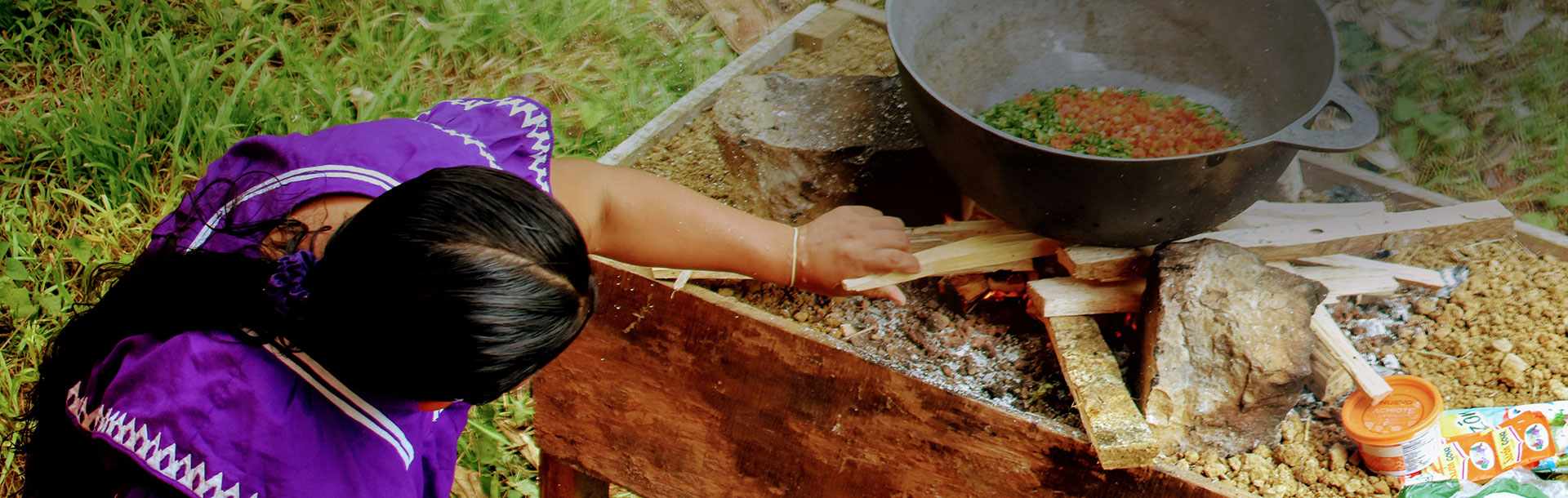 Mujer indígena cocinando