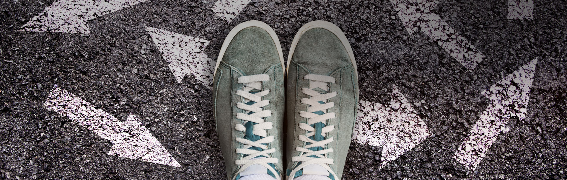 Un par de zapatos en una calle con flechas pintadas