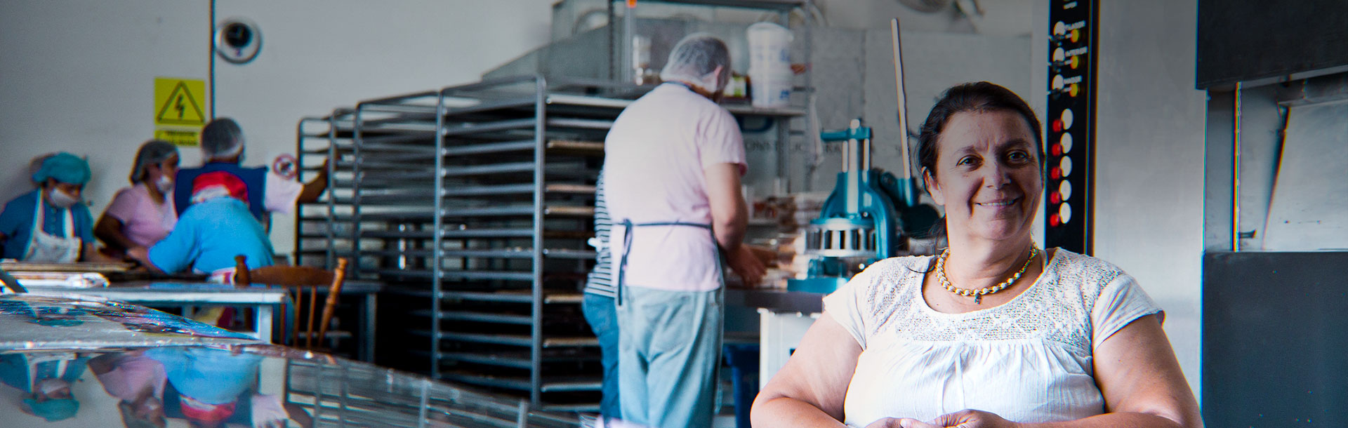 Una mujer y un hombre trabajando en una pastelería