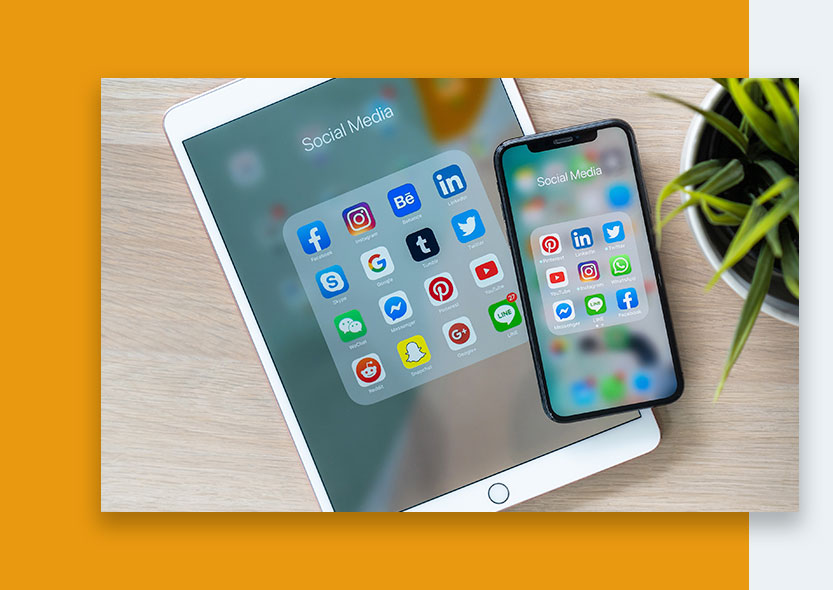 Una Tablet y un celular con aplicaciones de redes sociales