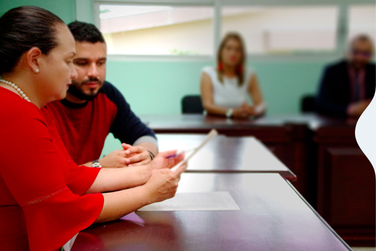 4 personas en un juicio