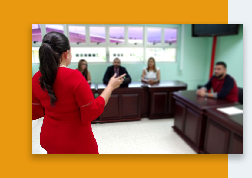 Cinco personas en una sala de juicio