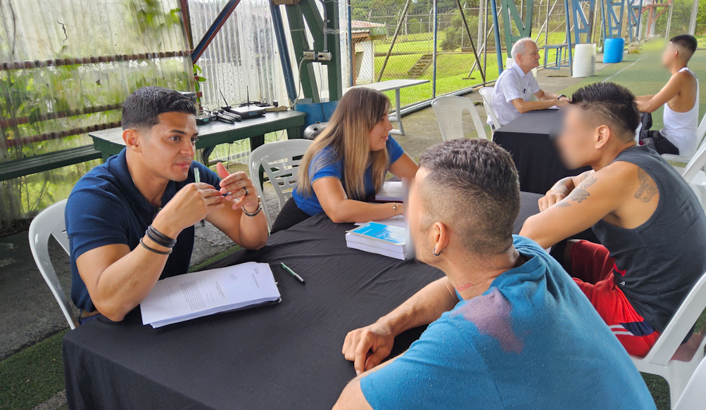 Mujer revisando documentos
