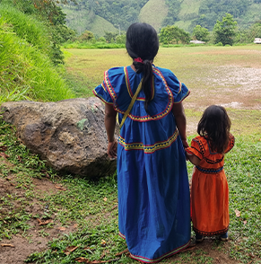 Mujer y niña indígena