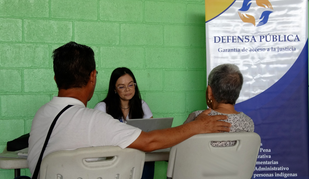 Una niña sosteniendo un teléfono de juguete