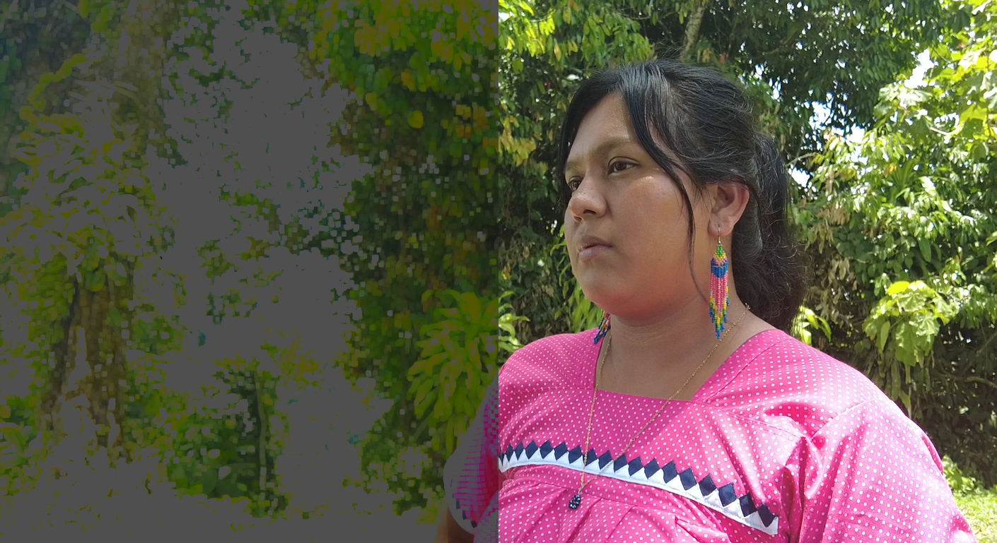 Mujer joven al lado de un árbol